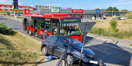 Výjezd z Albertu omezila nehoda, řidič Toyoty nedal přednost autobusu