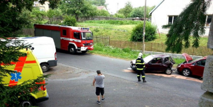 Tři vozy se srazily v Třebsku, jsou hlášena i zranění