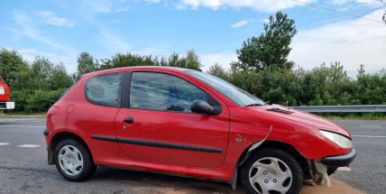 U Skalky narazil řidič do kruhového objezdu a utekl. V autě zapomněl peněženku s doklady