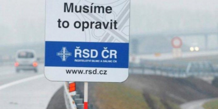 Silničáři dokončují opravu poslední části silnice I/4 u Chraštic. O víkendu obnoví provoz oběma pruhy