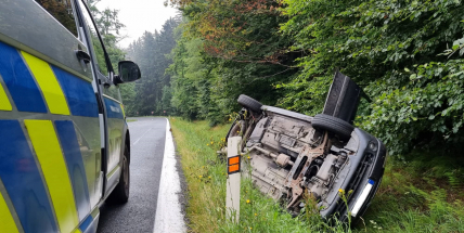 U Věšína skončilo auto na boku, řidička se nezranila