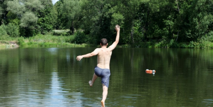 Teploty v polovině týdne přesáhnout tropických 30 stupňů
