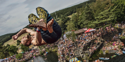 Cliff divingové závody High Jump se blíží.  Hlásí světové hvězdy skoků do vody a hudební program