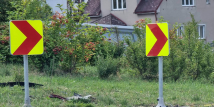 Policisté hledají svědky nehody, při které řidič havaroval do kruhového objezdu a utekl