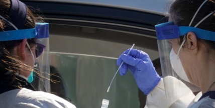 Epidemie poprvé od června zpomalila, za týden přibylo 15.094 případů covidu