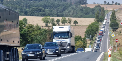 Kvůli nehodě čtyř aut policie uzavřela silnici I/4 u obce Mýšlovice