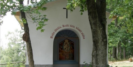 Poutníci se v neděli vydají ke kapličce pod nejvyšším vrcholem jižních Brd