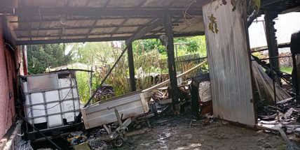 V Podlesí shořel přístřešek s elektrokoly. Škoda 300 tisíc