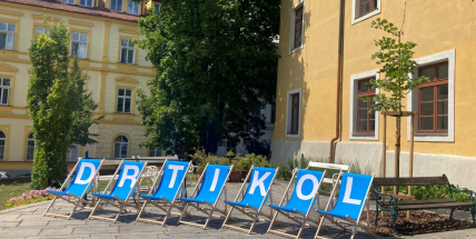Plážová lehátka, chobotnice a klepeta. Drtikol zve na letní posezení a novou výstavu