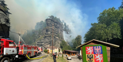 Hasiči by mohli požár v Českém Švýcarsku zcela zlikvidovat do týdne