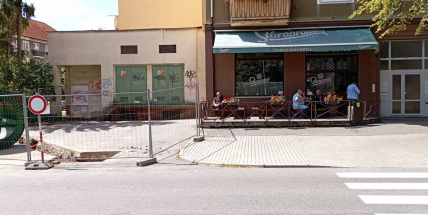 Obyvatele ruší reprodukovaná hudba z hospody, hraje celý den