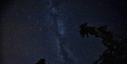 V noci na sobotu vrcholí Perseidy, pozorování meteorů ale ztíží Měsíc