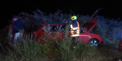 Opilý řidič přehlédl na Skalce kruhový objezd