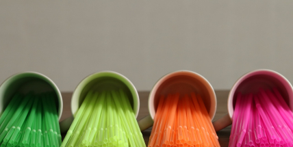 Zeman podepsal zákaz jednorázových plastových příborů, talířů či brček