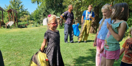 Vězeňská služba se prezentovala v dětské léčebně. Odsouzení odměnili děti vlastnoručně vyrobenými dary