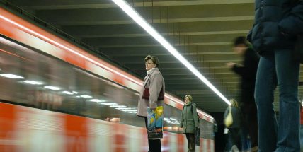 Metro na části linky B zastavil smrtelný pád muže pod soupravu