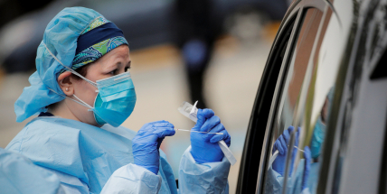 Epidemie covidu podruhé mírně zpomalila, v pátek přibylo 2105 případů