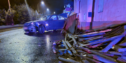V Březnické ulici řidič BMW zdemoloval oplocení
