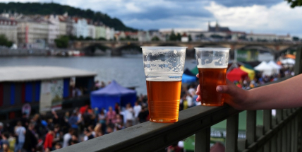 Mladí pijí méně alkoholu, mohou tak přicházet o zážitky, myslí si psychologové