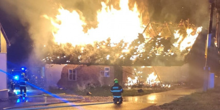 Při nočním požáru domu v Rožmitále pod Třemšínem zasahovalo devět hasičských jednotek