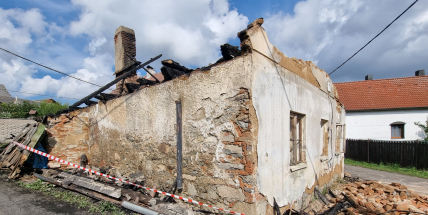 Opuštěná budova v Rožmitále hořela podruhé. Vyšetřovatelé pracují se dvěma verzemi