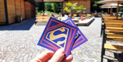 Zakoupením samolepky můžete stále přispět malému Maximovi na rehabilitace