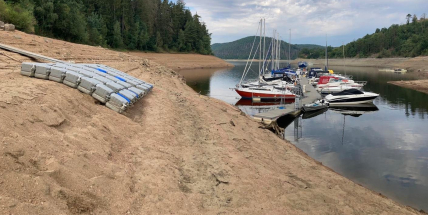 Kvůli stavbě bezpečnostního přelivu na Orlické přehradě se snižuje hladina vody. Lidé spatří zatopené objekty z doby před výstavbou vodního díla
