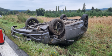 U Rožmitálu pod Třemšínem skončilo auto na střeše, řidič se nezranil