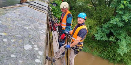 Silničáři při opravě mostu v Osečanech využívají lezce zavěšené na lanech