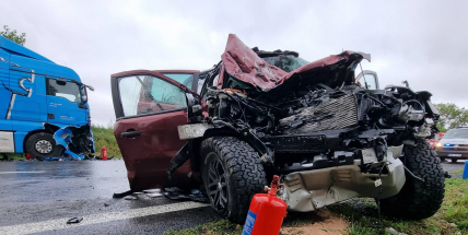U Zalužan se čelně střetlo auto s kamionem, tři zranění