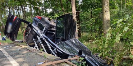 Auto, ve kterém cestovala žena s dětmi, skončilo na boku v příkopu