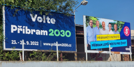 Dvojí metr v praxi: Příbram zaplavily volební billboardy. Řešení vizuálního smogu se odkládá