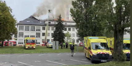 V Praze hoří střecha pavilonu vojenské nemocnice