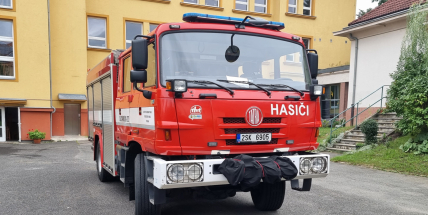 V budově gymnázia prasklo vodovodní potrubí, jsou vytopená dvě patra