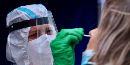 Případů covidu hygienici v pondělí zachytili více než před týdnem