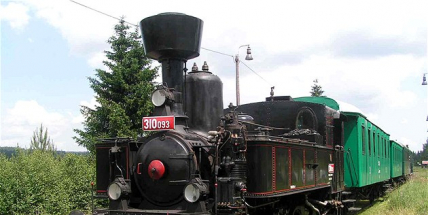 Historické lokomotivy v čele s Kafemlejnkem vyráží na trať