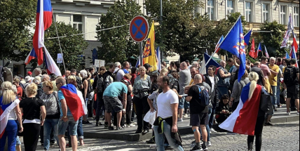 Na tříhodinový protest proti vládě přišlo v Praze asi 70.000 lidí