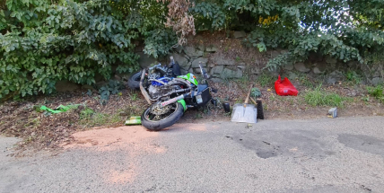 Motorkář v protisměru narazil do auta. Letěl pro něj vrtulník