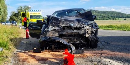 U vážné nehody na Příbramsku zasahoval vrtulník. Jednu osobu museli z auta vyprostit hasiči
