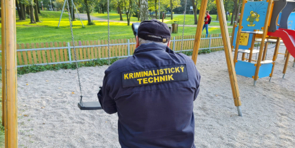 Nezletilá dívka spadla z houpačky. Na Nováku přistál vrtulník