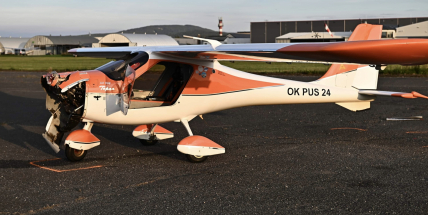 Zfetovaný řidič superbu přehlédl letadlo a narazil do něj