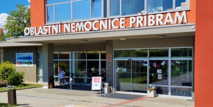 V příbramské nemocnici jsou jen 4 pacienti s covidem, návštěvy už nemusí mít respirátor