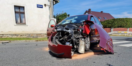 Ke srážce dvou aut v Rožmitále pod Třemšínem letěl vrtulník, pět zraněných