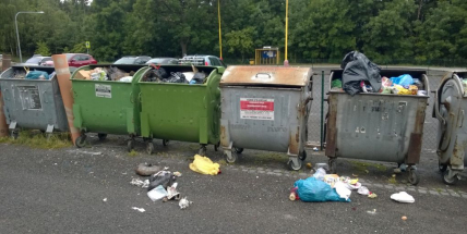 Foto dne: Bezdomovci dělají u popelnic nepořádek, TS ho uklízí