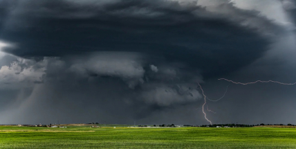 Na střední Čechy se ženou silné bouřky. Doprovodí je přívalový déšť a krupobití