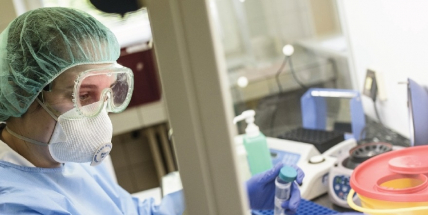 Epidemie covidu zrychlila v ČR potřetí v řadě, přibylo 2281 nakažených