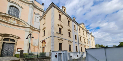 Mladík chtěl utéct z ústavu v Obořišti, po pádu z okna pro něj letěl vrtulník