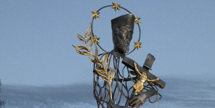 Na novém mostě ve Spáleném Poříčí je moderní kovaná socha Jana Nepomuckého