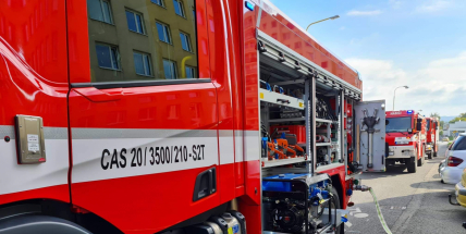 V paneláku byl cítit kouř, obyvatelé zavolali hasiče. Jednalo se o požár kuchyňské linky