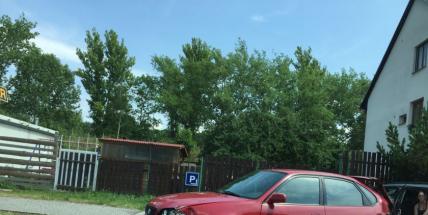 Řidič zboural plot u Oxygenu